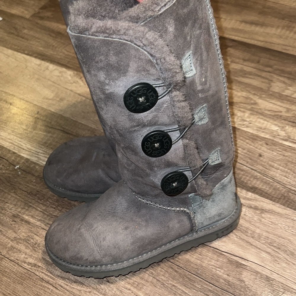 UGGS BAILEY BUTTON TRIPLET ll